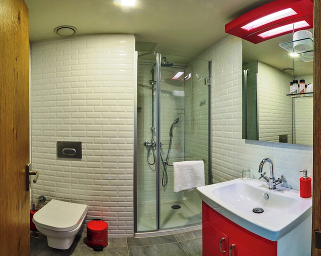 Bathroom 5, Taksim Nis Hotel, Beyoğlu