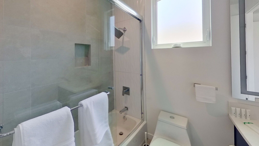 Room 5, Modern 4BR Townhome Built 2023 w Garage EV Charger p64, Los Angeles
