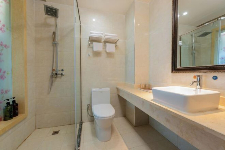 Bathroom 4, Korla Apricot Business Hotel, Bayin'gholin Mongol