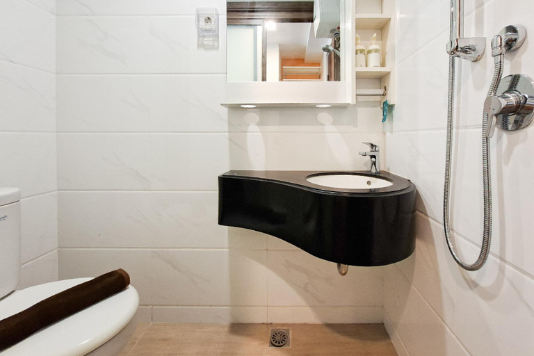 Bathroom 3, Cozy in Simple Studio at Sky House BSD By Travelio, Tangerang Selatan