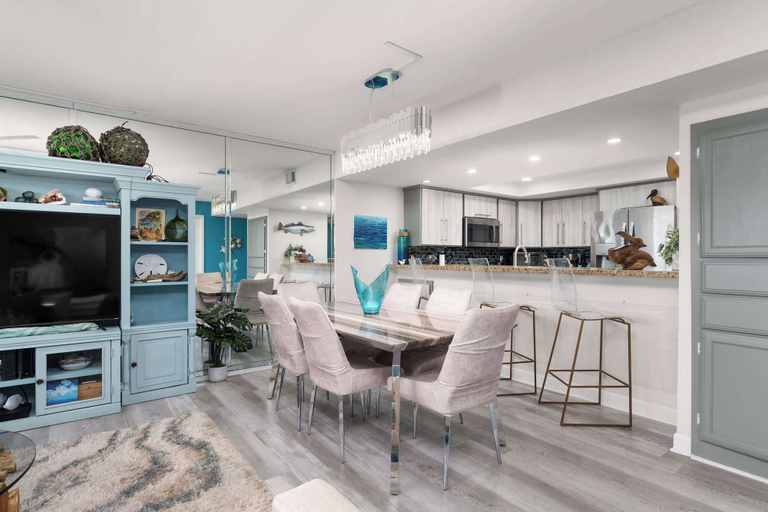 Room 4, Beachfront Island Condo With Balcony Pool Grill, Cameron