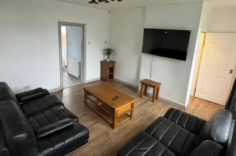Living area 5, 3 Bed House Sleeps 5 - Free Parking - Tv & Wifi, Sheffield