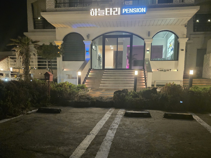 Exterior & Views 2, Sky-tary Pension, Jeju