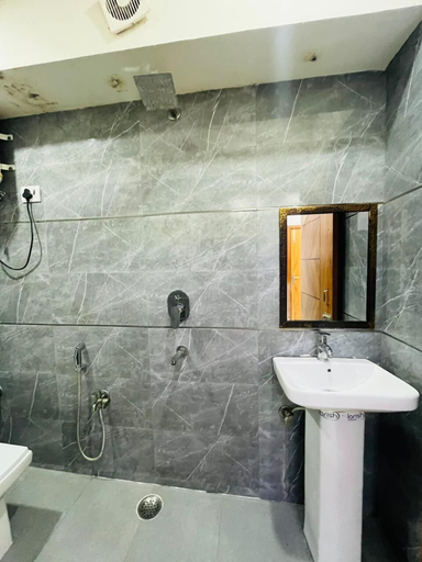 Bathroom 4, Roomshala Hotel MariGold, Delhi