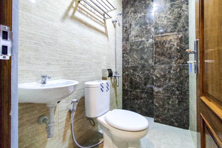 Bathroom, RedDoorz Syariah near GOR Satria Area, Banyumas