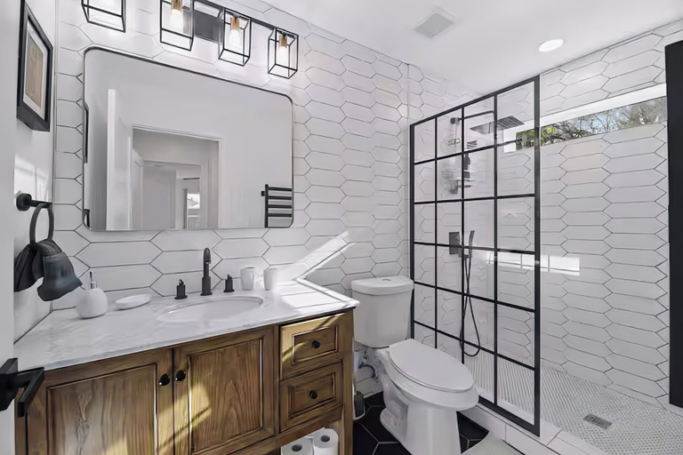 Bathroom 2, Minutes to Downtown -Fire Pit Pool, Travis