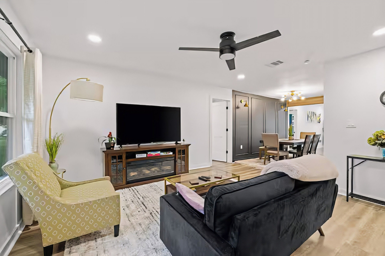 Living area, Minutes to Downtown -Fire Pit Pool, Travis