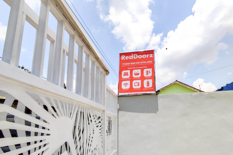 Exterior & Views 2, RedDoorz Syariah near GOR Satria Area, Banyumas