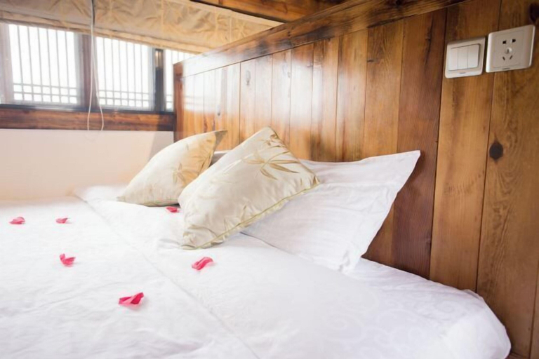 Bedroom 3, Hongcun Fengqing Cold House, Huangshan