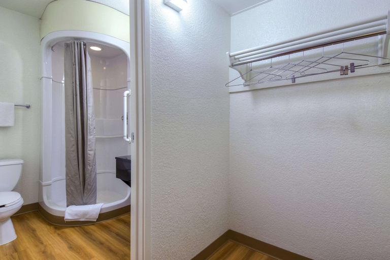 Bathroom 3, Motel 6 Riverside West - Jurupa Valley, Riverside