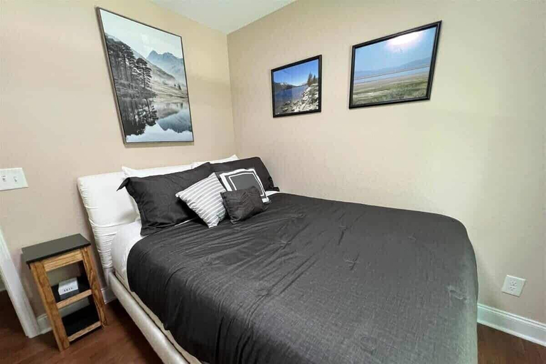 Room 1, Deer Ridge Retreat, Swain