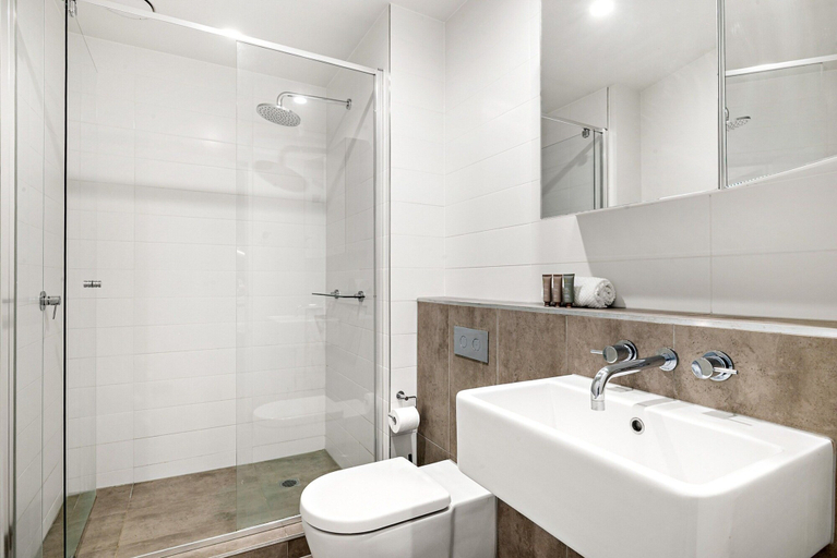 Bathroom 5, Modern Carlton Living Minutes to CBD, Melbourne