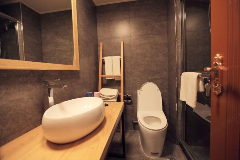 Bathroom 4, Qingfei Hostel, Wenzhou