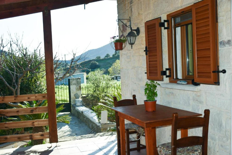 Room 2, Zaros Traditional House - Private Hot Tub Retreat, Faistos