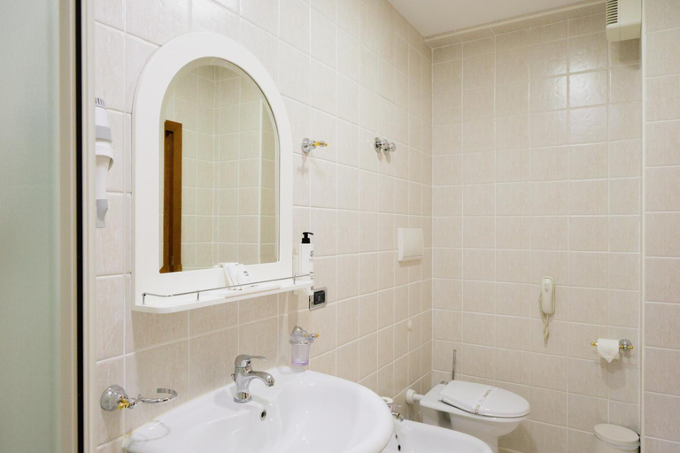 Bathroom 5, Grand Hotel & SPA Tirana, Tirana