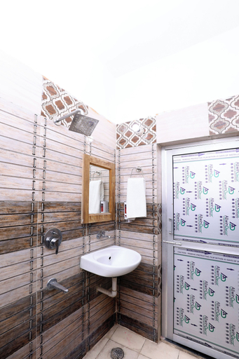 Bathroom 2, Hotel S2 Residency Near Railway Station Chandigarh, Chandigarh