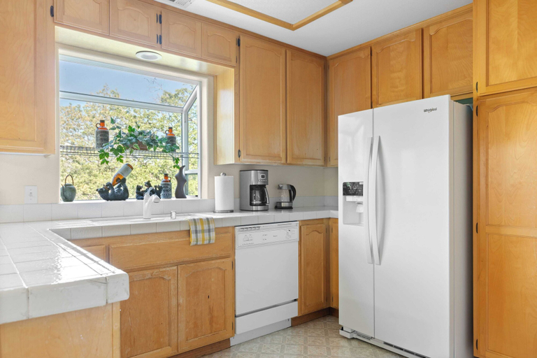 Others 5, Alpine Retreat w/ Private Deck, Views, Outdoor Dining Alpen Drive by Avantstay, San Bernardino