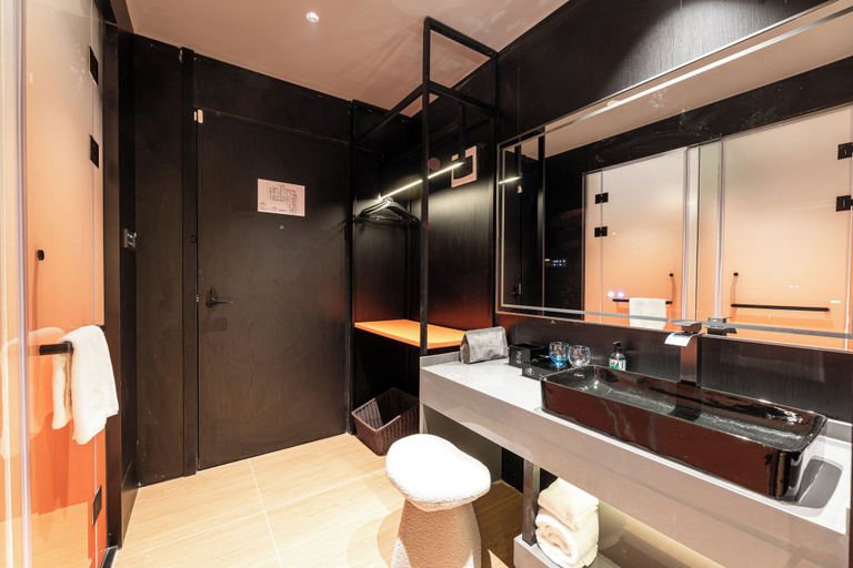 Bathroom 2, aidiweiCjiudian, Zhuhai