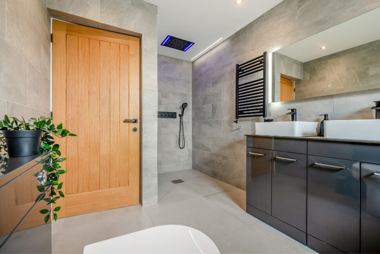 Room 4, Weekstone Lakes Barn, Devon