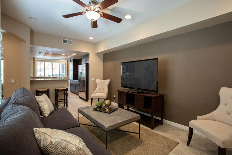 Room 2, Spectacular Lake and Mountain View BBQ Pool Spa, Riverside