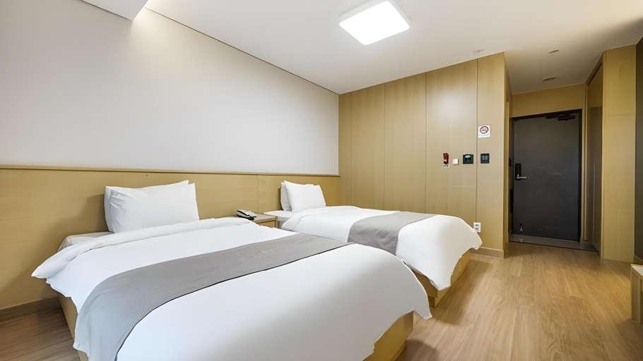 Bedroom 3, Yeosu Noble Hotel , Yeosu