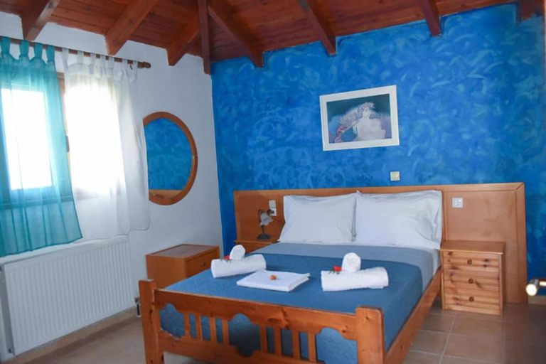 Room 4, Zaros Traditional House - Private Hot Tub Retreat, Faistos