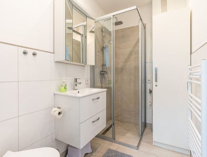 Bathroom 2, Ferienwohnung mit Balkon in Westerdeichstrich, Dithmarschen
