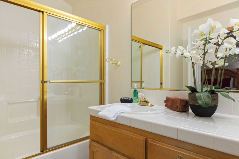 Bathroom 4, Alpine Retreat w/ Private Deck, Views, Outdoor Dining Alpen Drive by Avantstay, San Bernardino