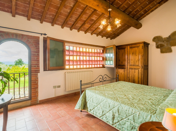 Room 3, Mansion With Pool and Play Area, Arezzo
