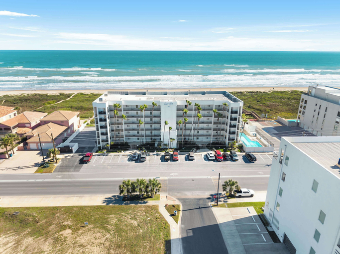 Room 5, Beachfront Island Condo With Balcony Pool Grill, Cameron