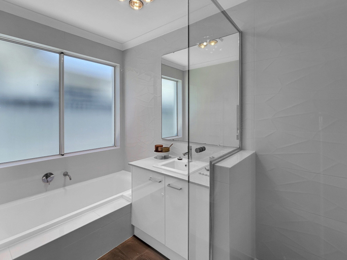 Bathroom 5, Spacious 3-bed Home in Leafy Yokine, Stirling