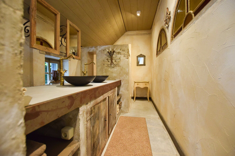 Others 5, Posh Holiday Home in Alphen with Hot Tub, Alphen-Chaam