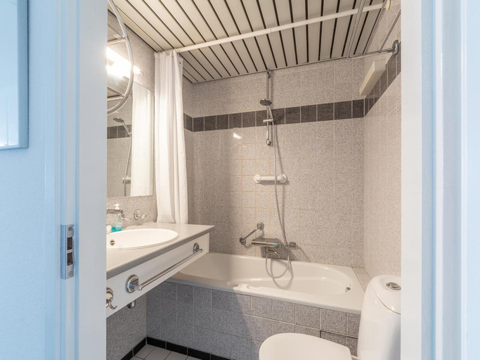 Bathroom 3, Charming Beach Hideaway, Zijpe