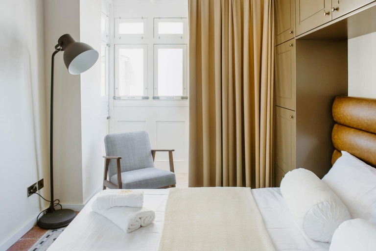 Room 2, Square and Sea Views - 1 BR With Ensuite