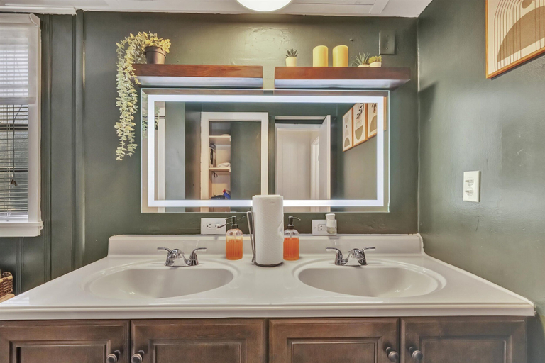 Room 4, Swann Ave 2B Sleeps 6 Walk 2 Bayshore Hyde Park, Hillsborough