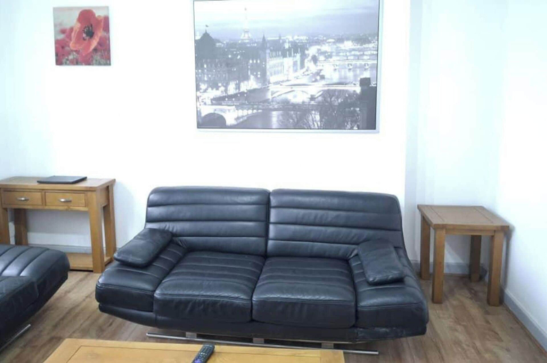 Living area 3, 3 Bed House Sleeps 5 - Free Parking - Tv & Wifi, Sheffield