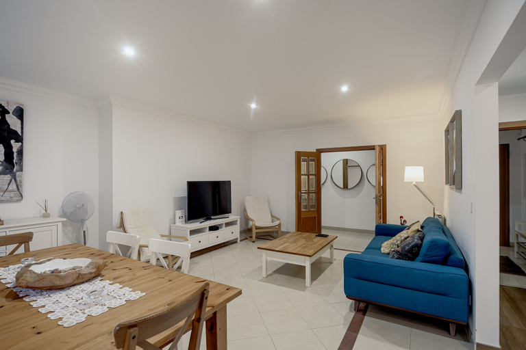 Room 2, Carcavelos Bright Modern Apartment by Homing, Cascais