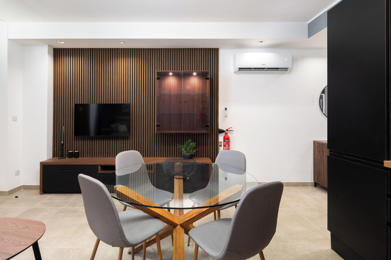 Dining 5, Modern 1BD Maisonette & Private BackYard