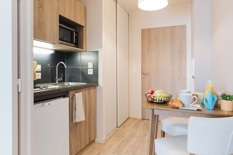 Private kitchenette, Quality Aparthotel Dinan, Côtes-d'Armor