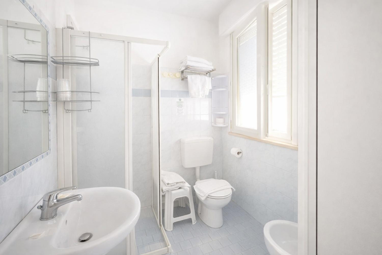 Bathroom 3, Hotel Azzurro, Rimini