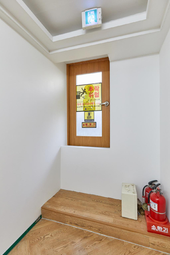 Others 4, Huesik Guesthouse, Jung