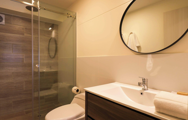 Room 5, w Engaging 2BR w Balcony in Miraflores, Lima