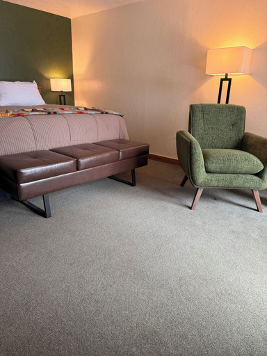 Bedroom 4, Ninepipes Lodge, Lake