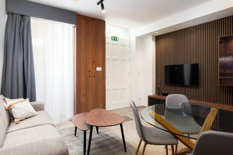 Living area 2, Modern 1BD Maisonette & Private BackYard