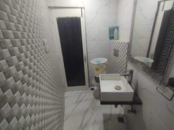 Bathroom 2, East Delhi Stays Inn, Delhi