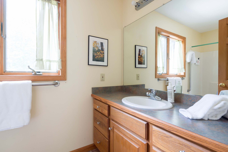 Room 2, Meadowood Manor by Rovetravel Heated Pool, Suffolk