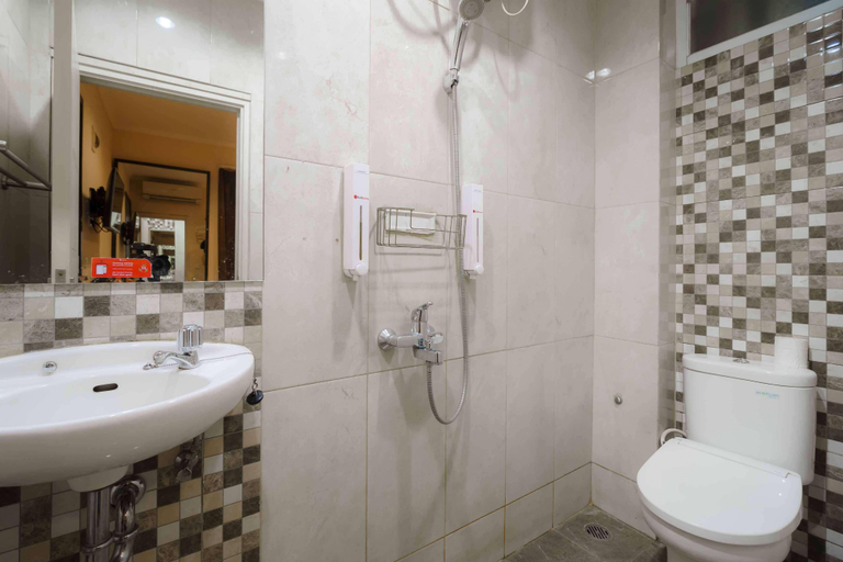 Bathroom 5, RedDoorz Plus @ Thamrin, Central Jakarta