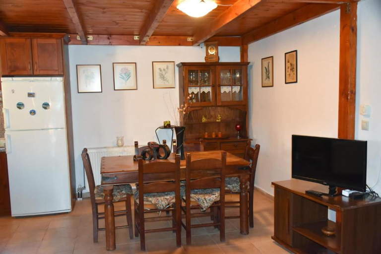 Room 3, Zaros Traditional House - Private Hot Tub Retreat, Faistos