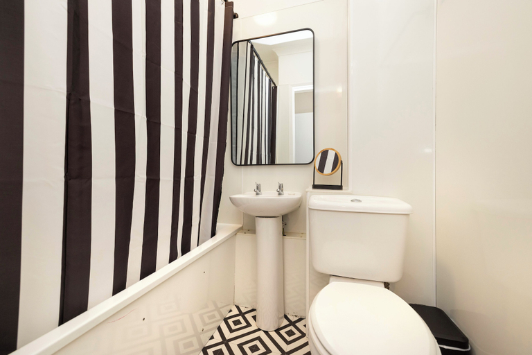 Bathroom, JOIVY Stylish Castle View Apartment, Edinburgh