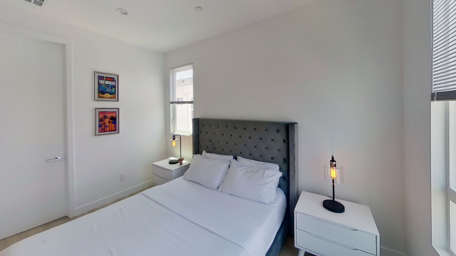 Room 4, Modern 4BR Townhome Built 2023 w Garage EV Charger p64, Los Angeles